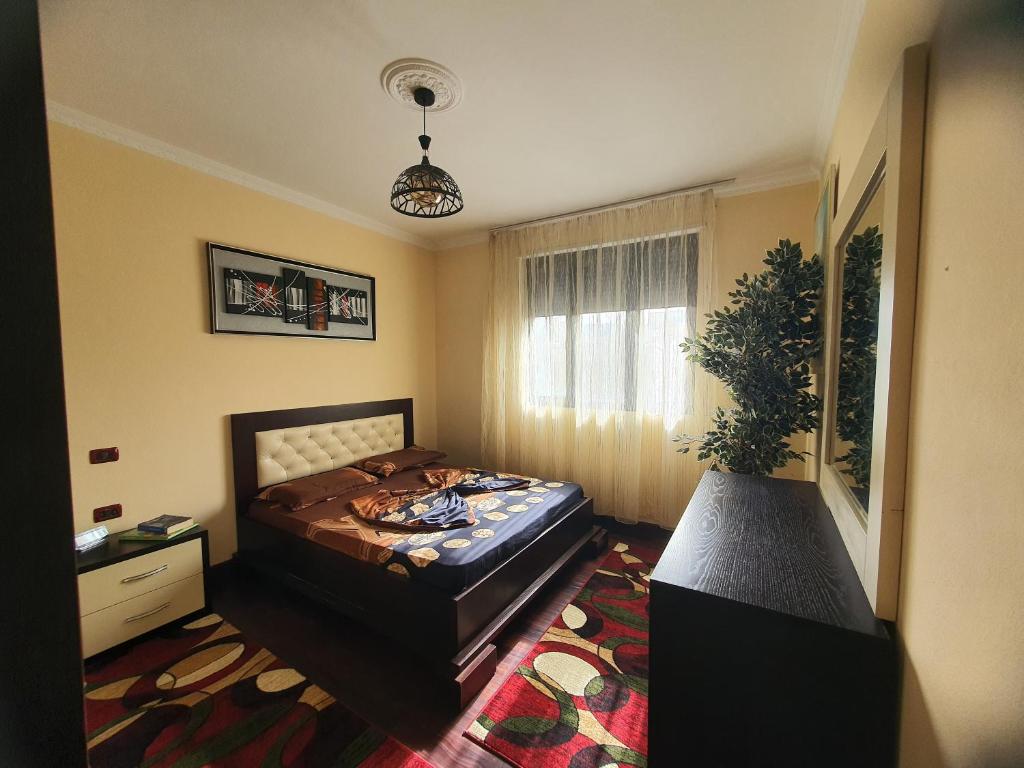 ドゥラスにあるNorris Apartmentのベッドルーム1室(ベッド1台付)