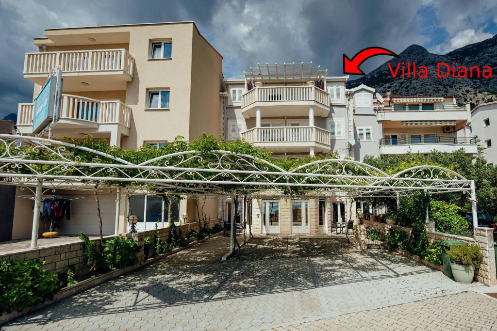 vistas a la parte delantera de un edificio en Guesthouse Villa Diana, en Makarska