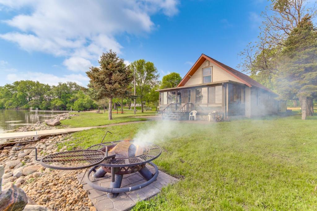 una parrilla de barbacoa frente a una casa en Big Stone Lake Retreat Near Browns Valley!, 