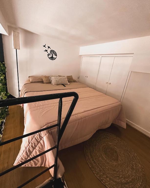 małą sypialnię z łóżkiem w pokoju w obiekcie AngeVert HolidayHouse w Nicei
