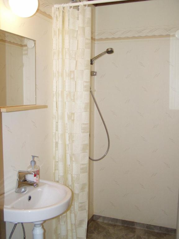 STF Långasjö Vandrarhem - Habitación Doble Con Baño Compartido