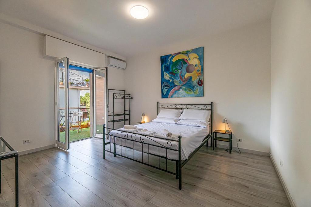 - une chambre avec un lit et une peinture murale dans l'établissement AmoRoma Holiday, à Rome
