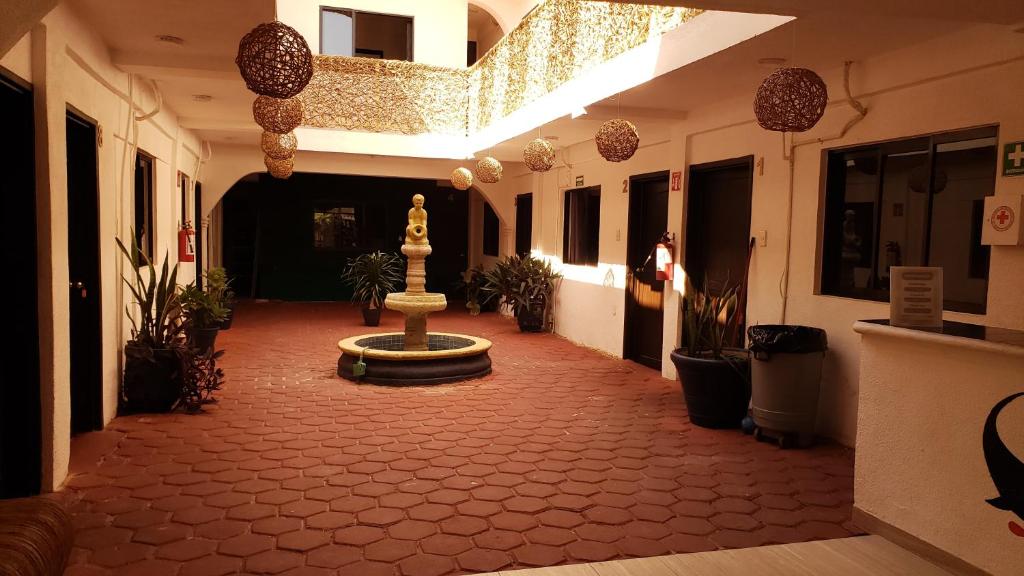 un pasillo con una fuente en el medio de un edificio en Hotel Masam Isla Mujeres en Isla Mujeres