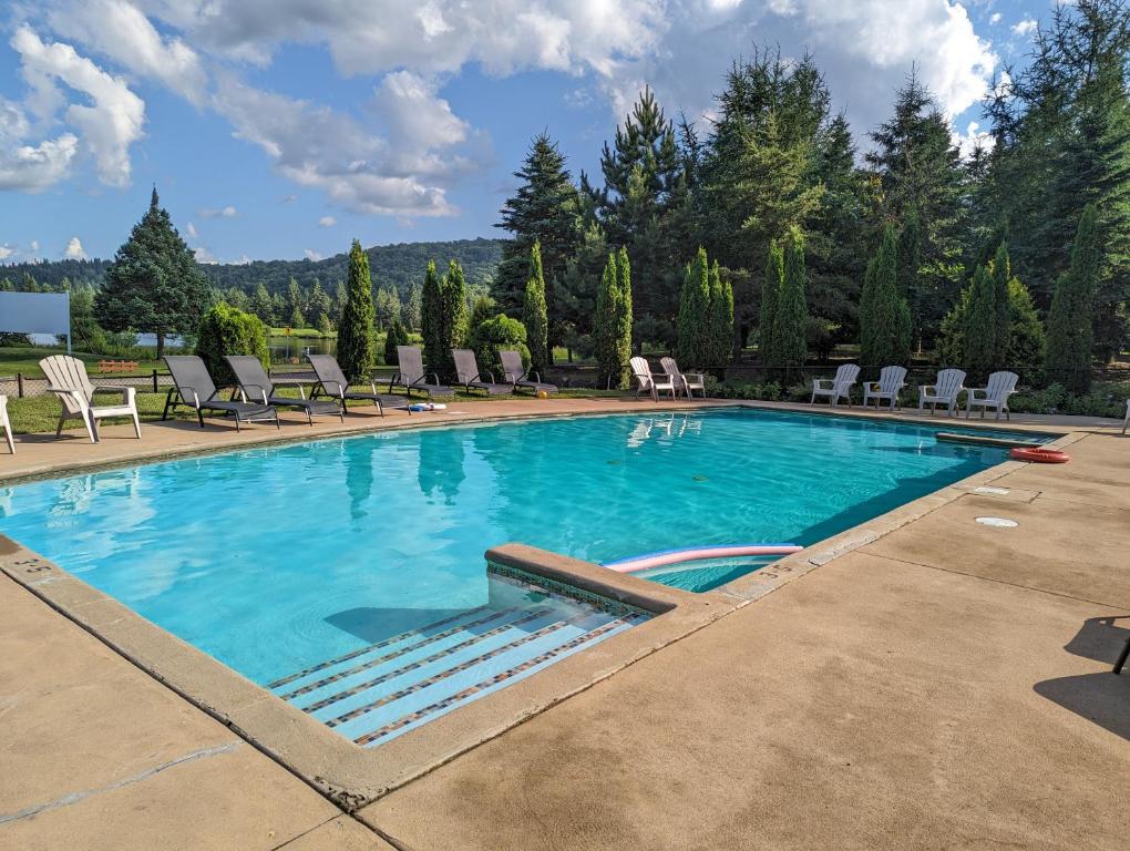 La alberca dentro o cerca de Breathtaking log house with HotTub - Summer paradise in Tremblant