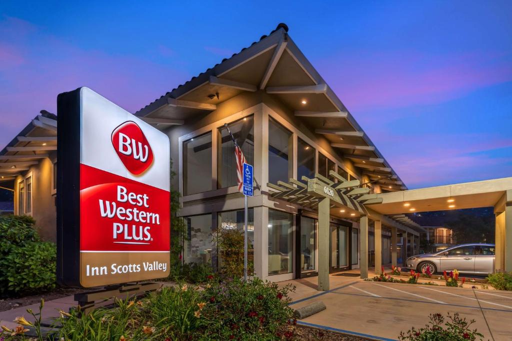 un panneau indiquant le meilleur ouest plus devant un bâtiment dans l'établissement Best Western Plus Inn Scotts Valley, à Scotts Valley