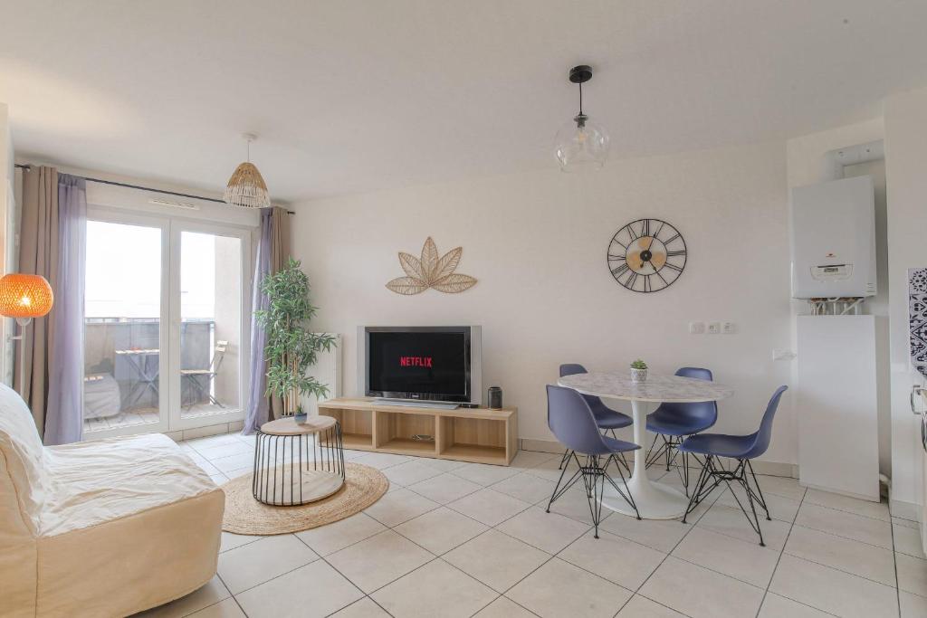 un salon avec un canapé et une table dans l'établissement Cosy et Calme avec parking, à Villeurbanne