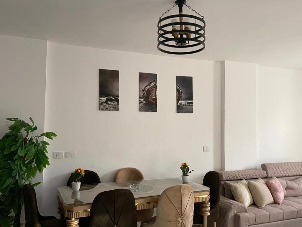 a living room with a table and a couch at شقة فندقية فاخرة لعشاق الهدوء والسكن الراقي في مدينتي in Madinaty
