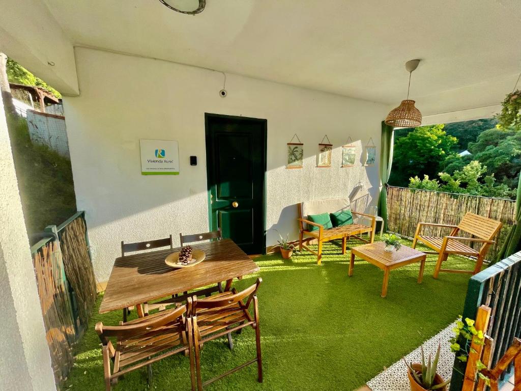 阿拉塞納的住宿－Casa Rural Una Ventana a la Sierra，庭院配有木桌和椅子