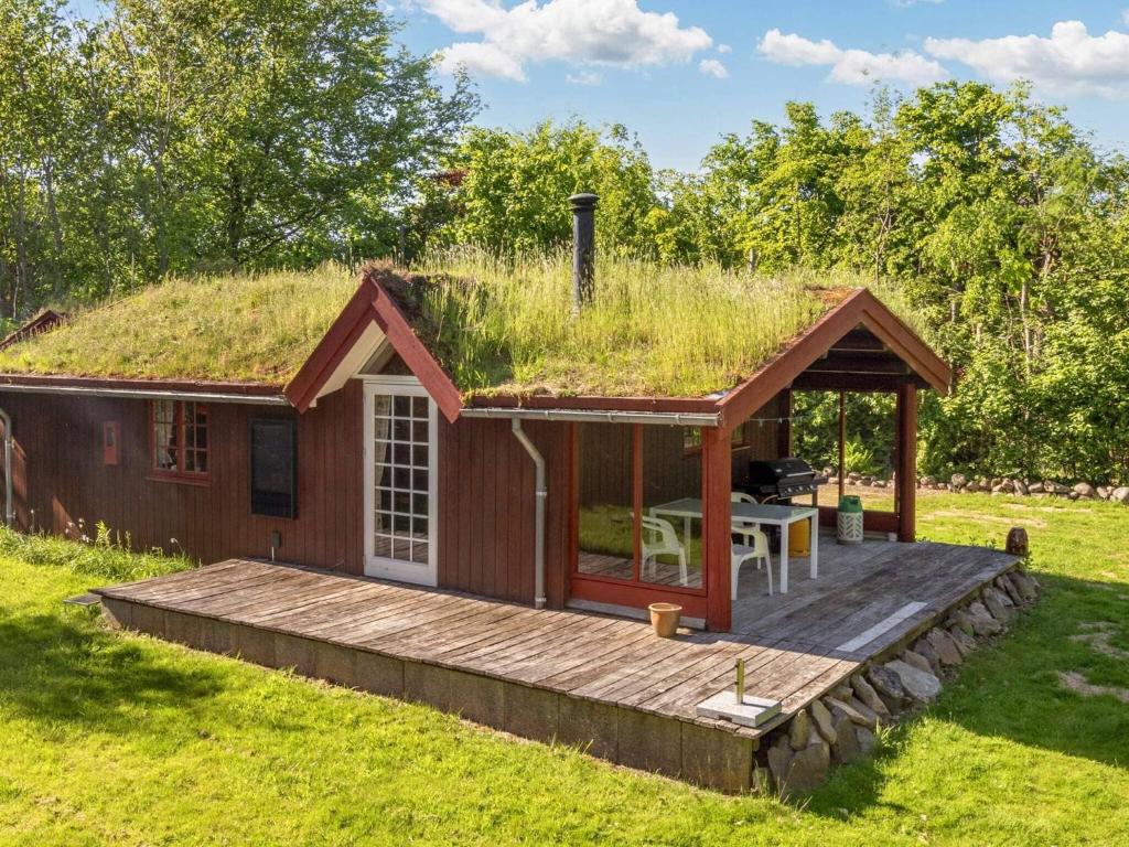 een tiny house met een grasdak bij Holiday home Roslev XXXIII in Roslev