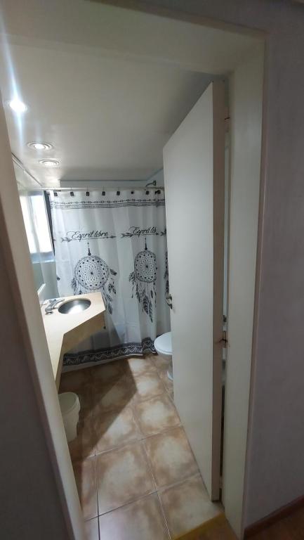 un baño con lavabo e inodoro en Torre Obelisco, en Buenos Aires