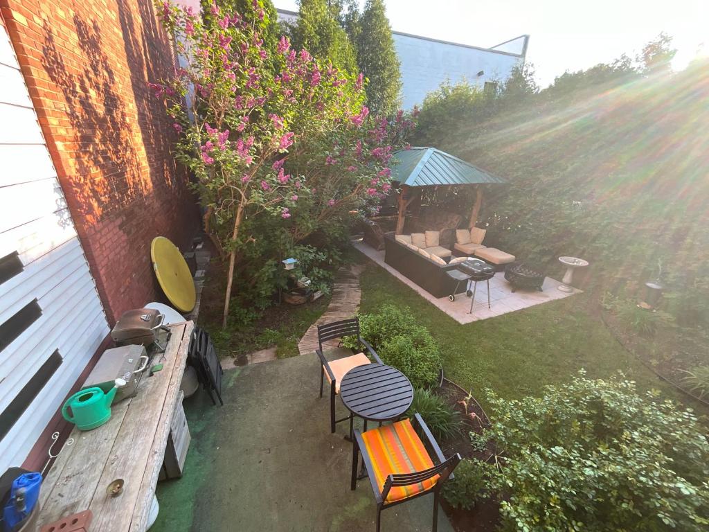 una vista aérea de un jardín con sillas y mesas en L'Oasis Des Nomades, en Trois-Rivières