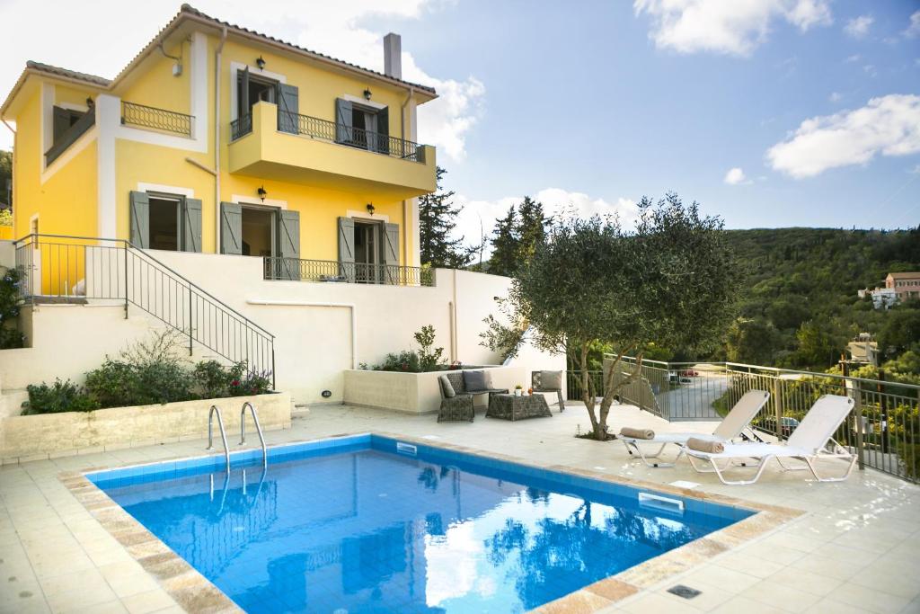 een villa met een zwembad voor een huis bij Villa Isalos in Fiskardho