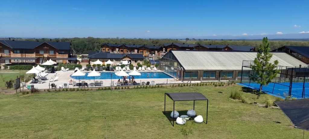 - une vue aérienne sur un complexe avec une piscine dans l'établissement Blackstone Country Villages Hotel, à Villa General Belgrano