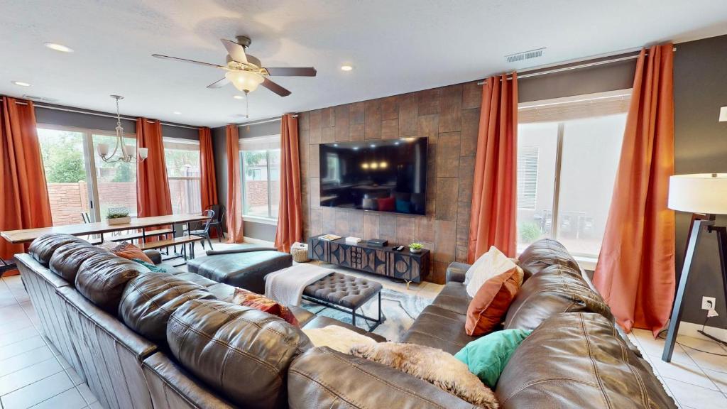 uma sala de estar com um sofá de couro e uma televisão em Entrada at Moab #430 em Moab