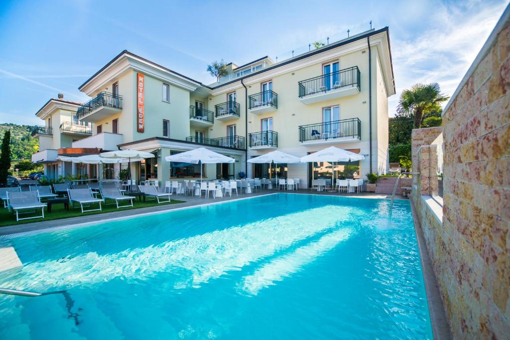 una piscina di fronte a un hotel di Hotel Eden Garda a Garda