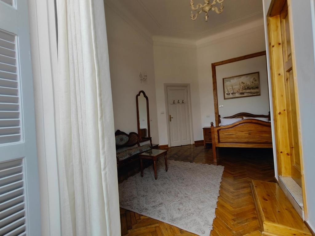 Postel nebo postele na pokoji v ubytování Champollion Palace