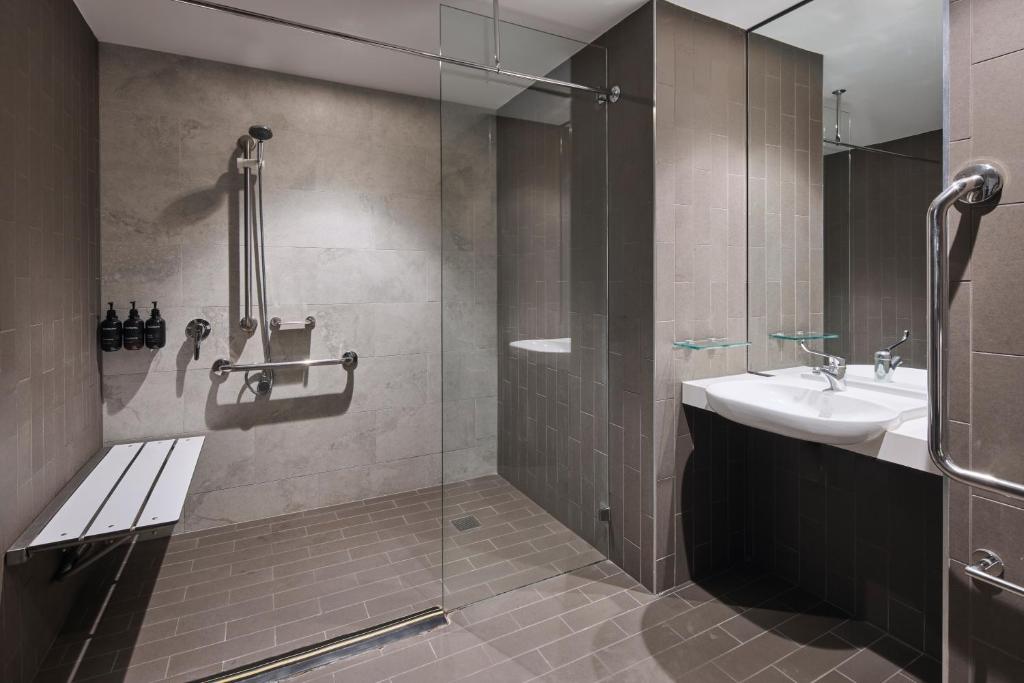 Travel Proud Rydges Sydney Airport Hotel - Camera King Con Doccia Accessibile - Accesso Per Disabili