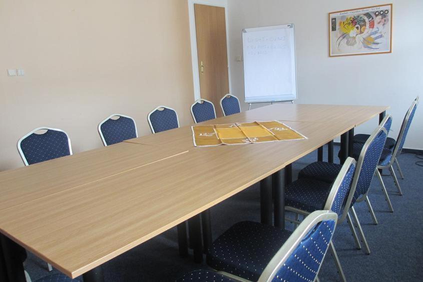 A área empresarial e/ ou a sala de conferências de Hotel Omega Brno