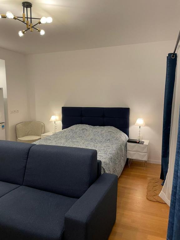 une chambre avec un lit et un canapé dans l'établissement Chevilly Cosy, à Chevilly-Larue
