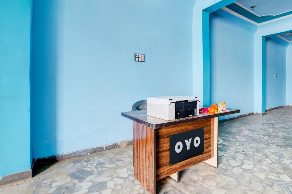 Zimmer mit Tisch und Mikrowelle in der Unterkunft OYO Flagship Hotel RK Palace in Pukhrāyān