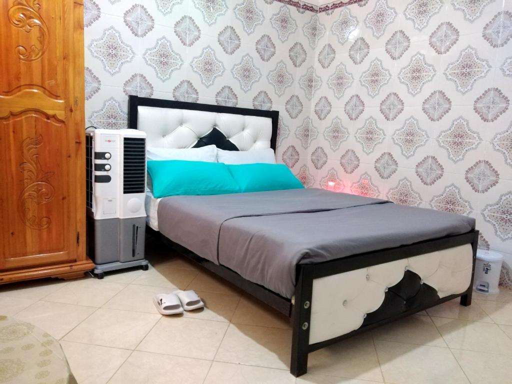 Schlafzimmer mit einem Bett in Blau und Weiß in der Unterkunft Aziz House 2 in Tan-Tan