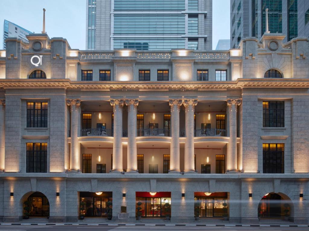 une façade de bâtiment avec colonnes dans l'établissement QT Singapore, à Singapour