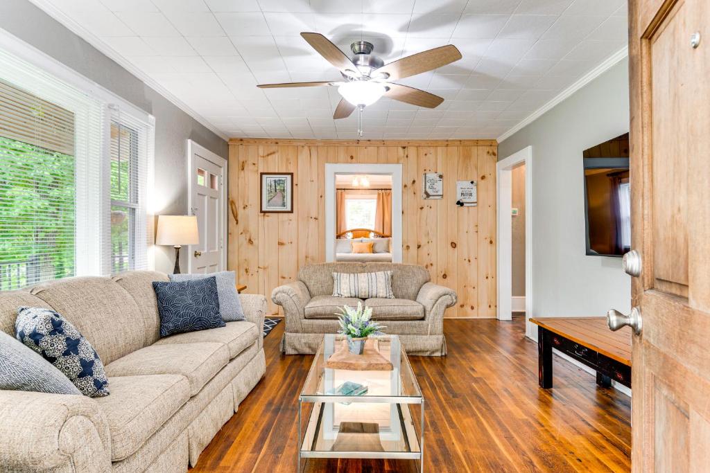 una sala de estar con un sofá y una mesa en 3 Mi to Dtwn and Holiday Events! Forest City Retreat, en Forest City
