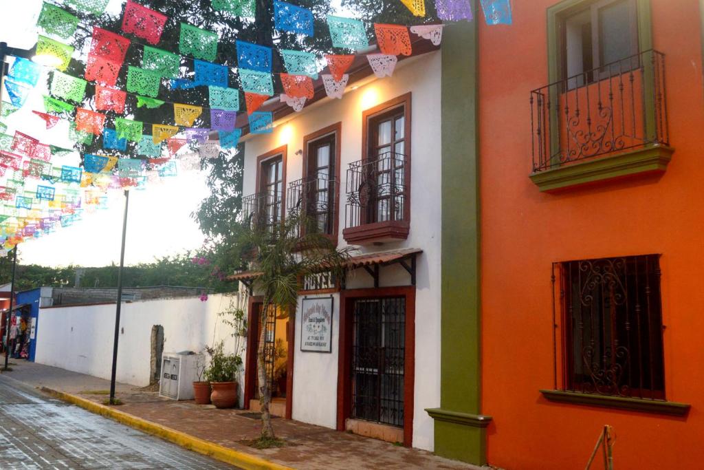 una strada con un edificio con bandiere di preghiera di Estancia Las Flores a San Blas