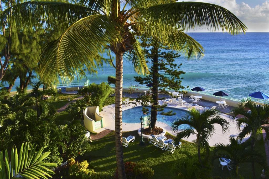 Výhled na bazén z ubytování Blue Orchids Beach Hotel nebo okolí