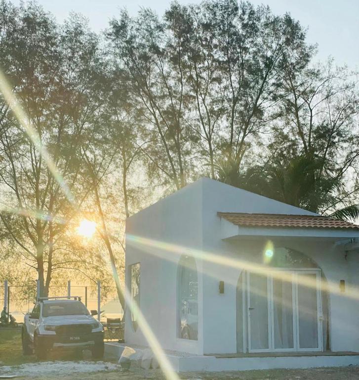 Päikesetõus või päikeseloojang villa juurest või lähedalt vaadatuna