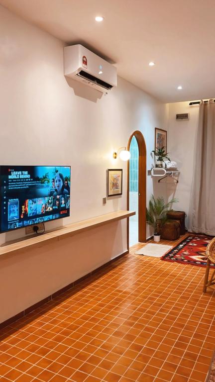 Televiisor ja/või meelelahutuskeskus majutusasutuses Mersika Beachfront Studio Near To Mersing Jetty