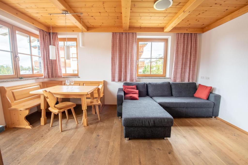 een woonkamer met een bank en een tafel bij Duxeranger D Top 2 in Krimml