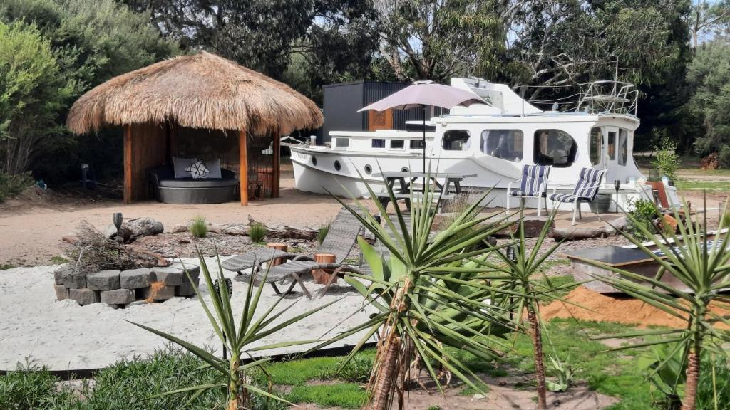 Zahrada ubytování Shipwrecked Oasis Ocean Bay Getaway PL