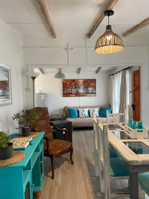 ein Wohnzimmer mit einem Sofa und einem Tisch in der Unterkunft ALOJAMIENTO AVENIDA DEL MAR CABAÑA LA SERENA in La Serena