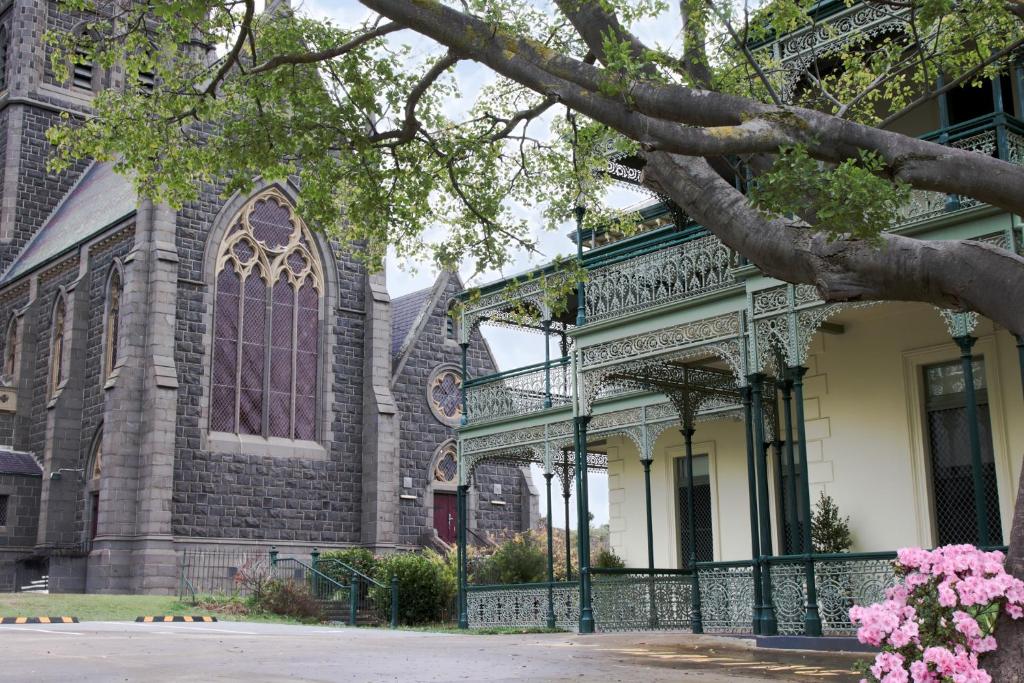 Myers Manor I Geelong CBD في جيلونج: كنيسة بالورود الزهري أمامها