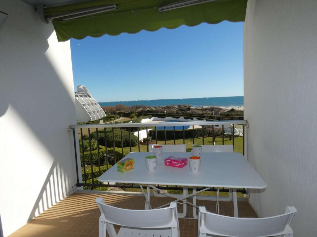 Studio cabine avec piscine, parking et climatisation en bord de mer