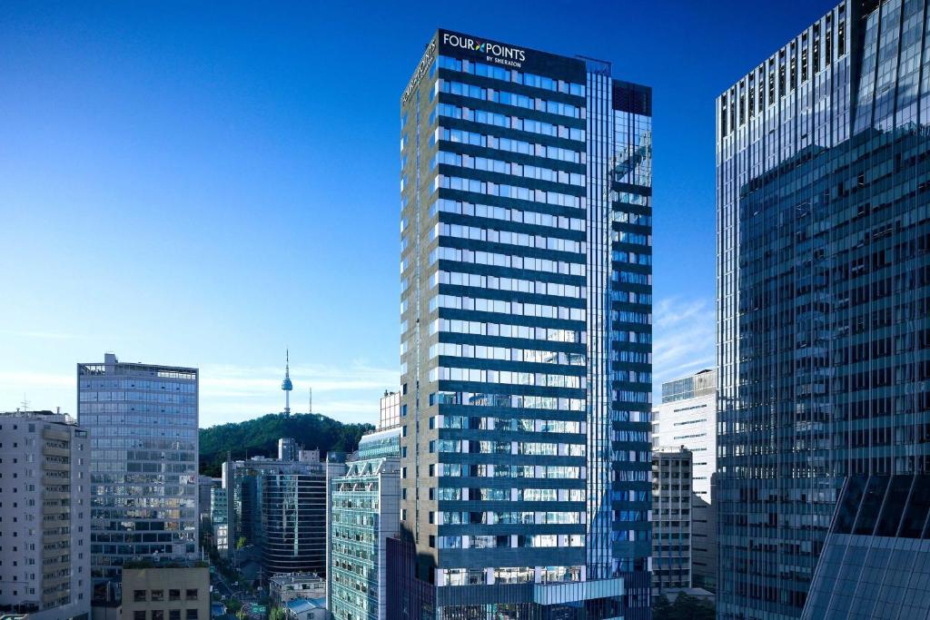 Four Points by Sheraton Josun, Seoul Myeongdong في سول: اطلالة على مبنى طويل في مدينة