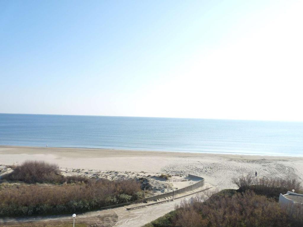 une plage vide avec l'océan en arrière-plan dans l'établissement Studio Cabine Spacieux avec Parking et Vue - FR-1-328-214, à La Grande Motte
