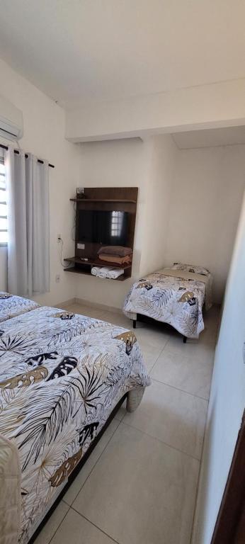 Giường trong phòng chung tại Espaço inteiro - Apto de 1 quarto