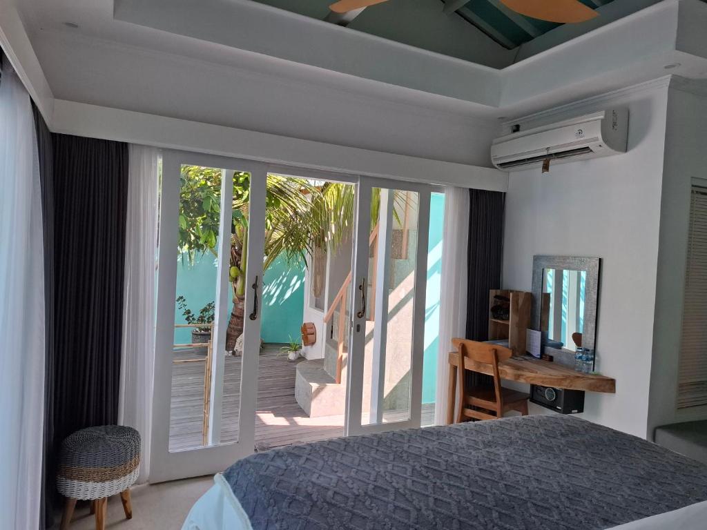Schlafzimmer mit einem Bett und Meerblick in der Unterkunft Villa Giyor in Nusa Lembongan