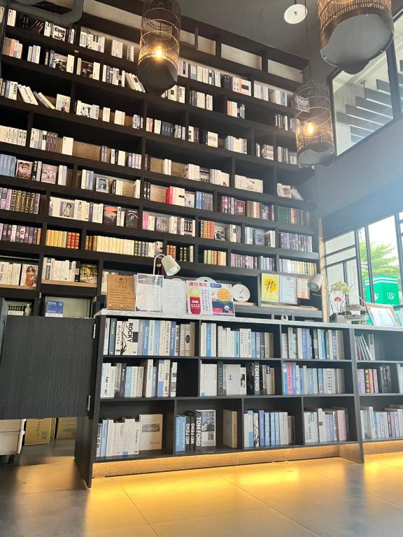 una biblioteca con muchas estanterías de libros en Comin' Place en Wuri