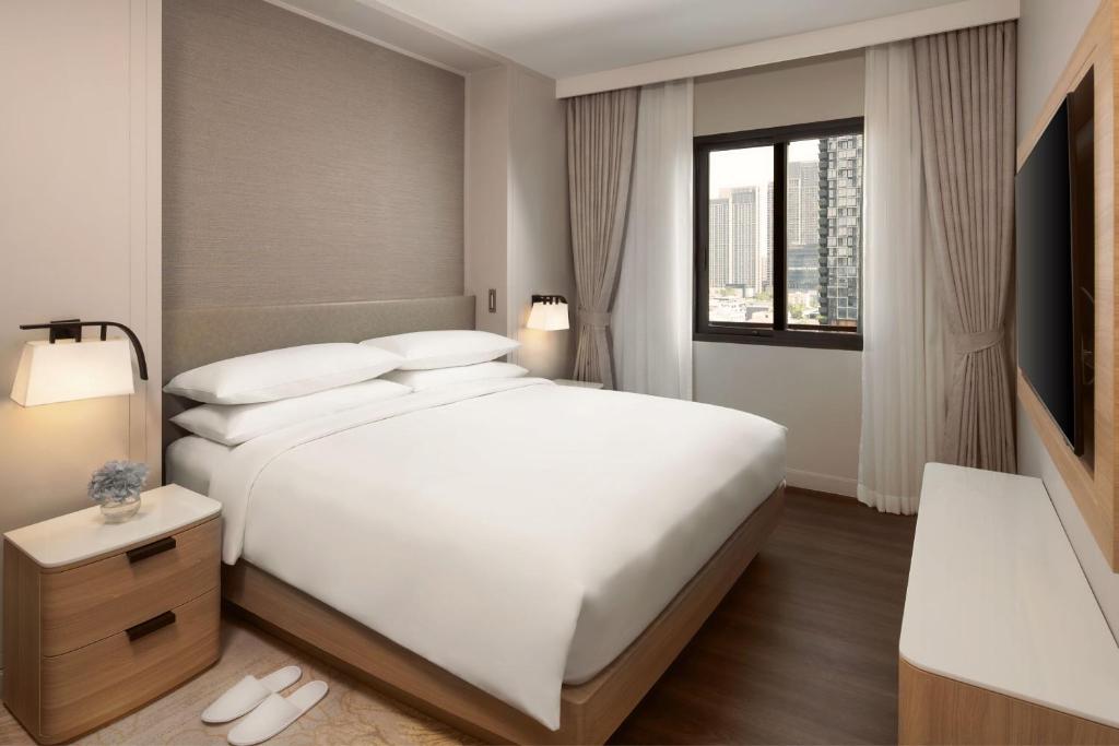 
One-Bedroom King Suite with Balcony
