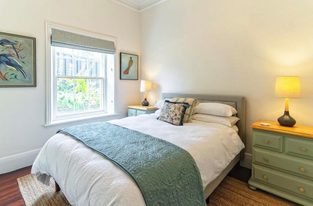 1 dormitorio con 1 cama con tocador y ventana en One Eleven Stirling, en Stirling