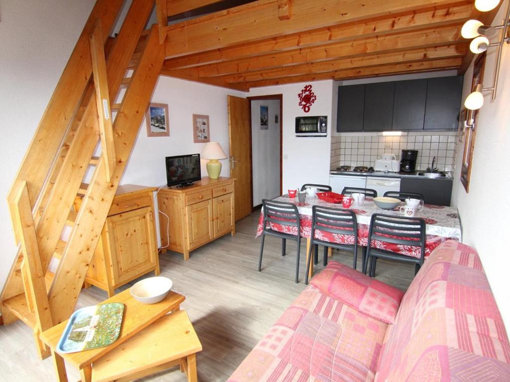 une cuisine et une salle à manger avec une table et des chaises dans l'établissement Appartement cosy aux Saisies, 3 pièces pour 6 personnes - FR-1-594-327, à Hauteluce
