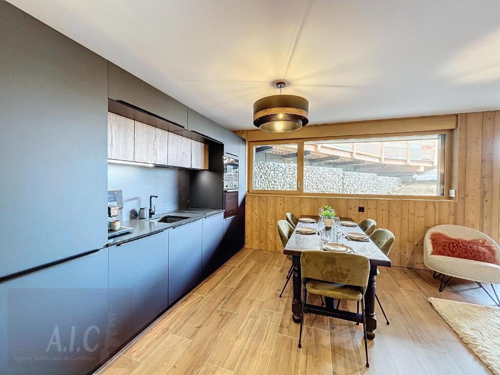 une cuisine avec une table et une salle à manger dans l'établissement Appartement d'Exception 2 Chambres, 63 m², au Pied des Pistes, Parking Inclus, Wi-Fi - FR-1-560-142, à Combloux