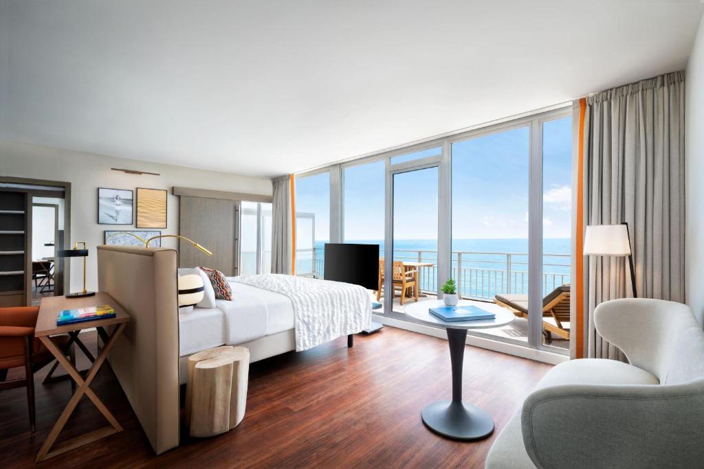
Junior Suite with Sea View, King bed
