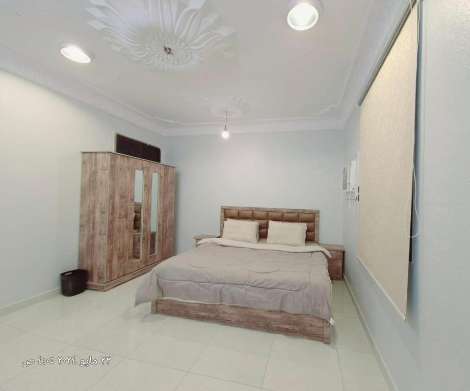 麥地那的住宿－السلطان شقق سكنية مستقلة Private independent，一间白色客房内的床铺卧室