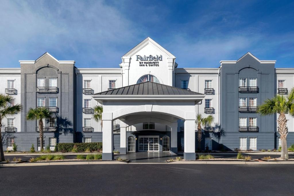 duży biały budynek z łukiem przed nim w obiekcie Fairfield Inn & Suites by Marriott Charleston North/Ashley Phosphate w mieście Charleston