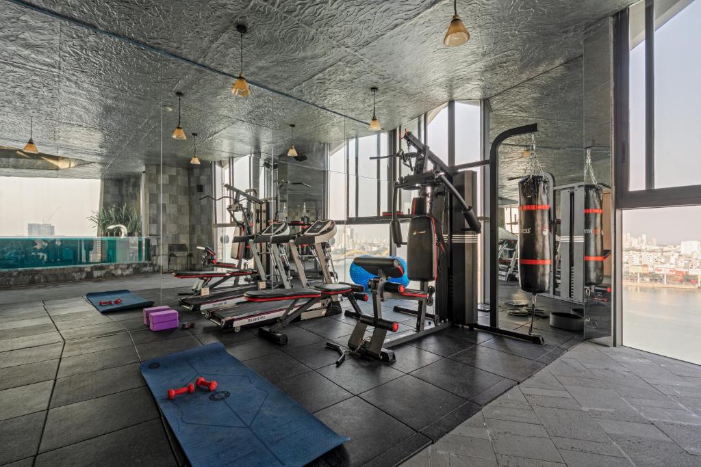 Fitness centrum a/nebo fitness zařízení v ubytování HAIAN Riverfront Hotel Da Nang