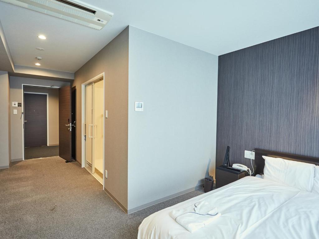 Postel nebo postele na pokoji v ubytování EZ HOTEL Kansai Airport Seaside